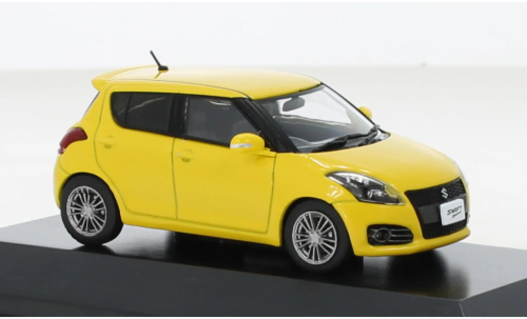 /img/48873-displaying-diecast-collection.webp