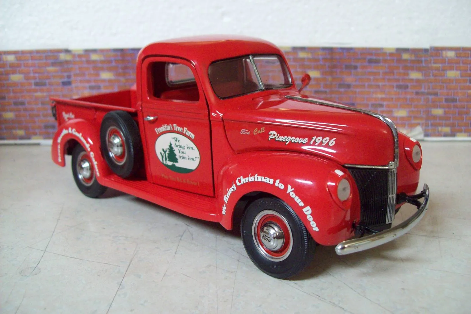 48903 diecast truck display