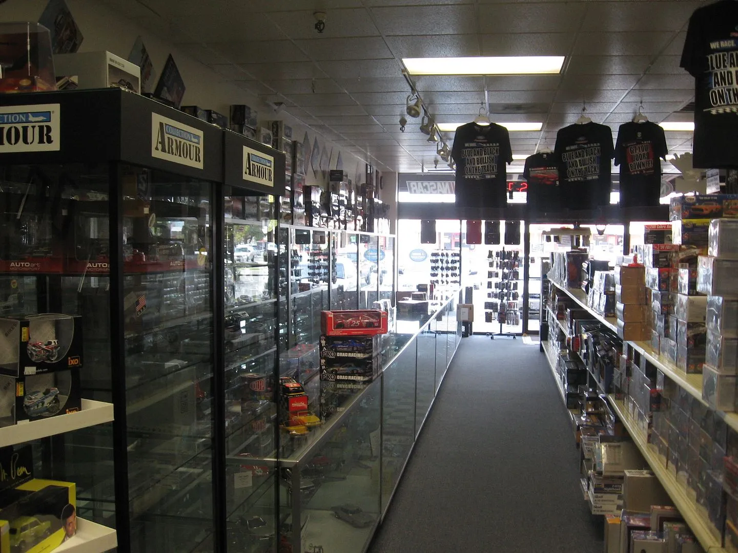 /img/48911-diecast-model-display.webp