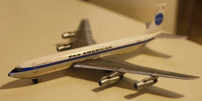 /img/48958-diecast-aircraft-model-display.webp