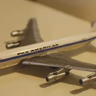 /img/48958-diecast-aircraft-model-display.webp