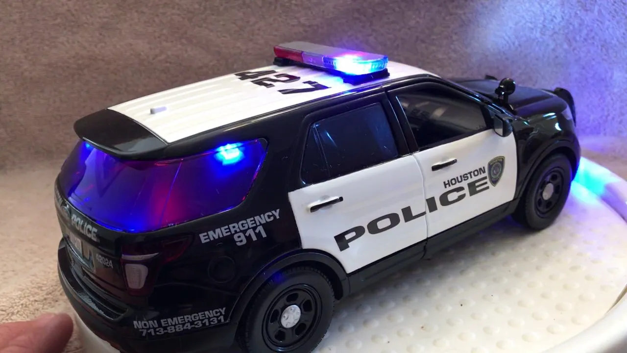 /img/48972-police-car-showcase.webp