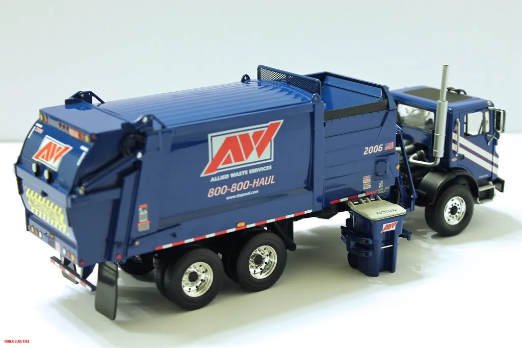 48984 side loader diecast features