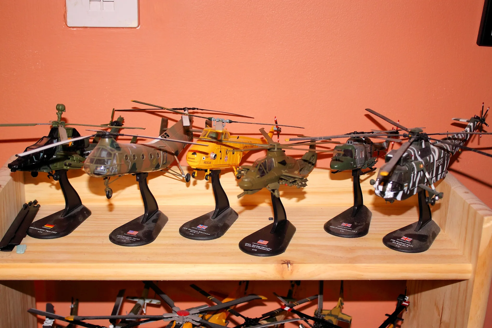 /img/49004-military-diecast-collection-display.webp