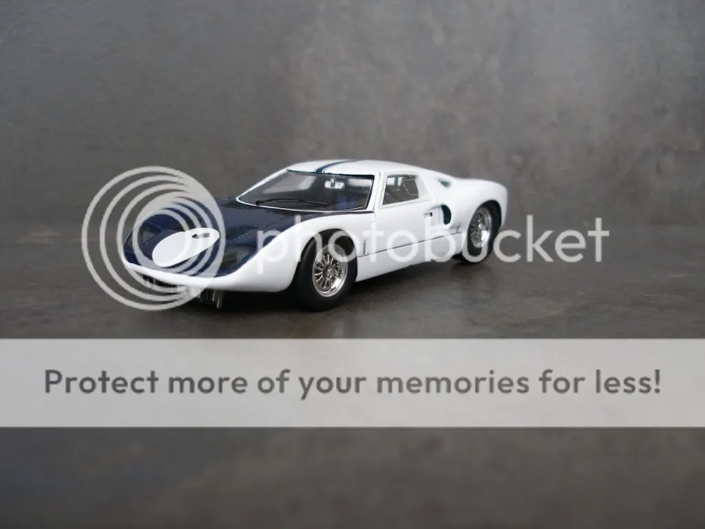 /img/49105-diecast-model-display.webp