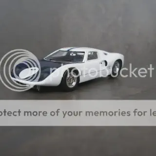 /img/49105-diecast-model-display.webp