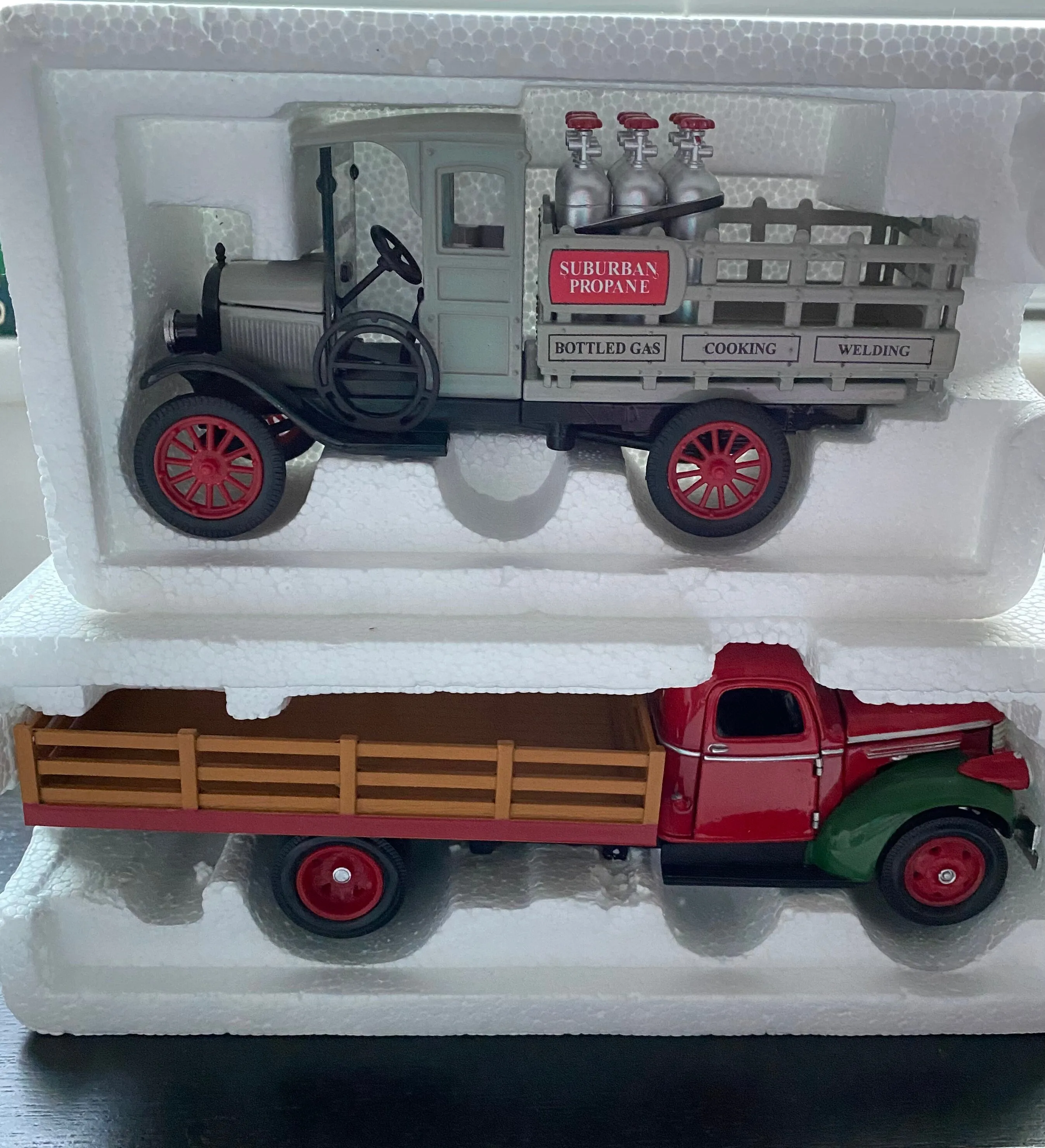 /img/49113-diecast-suburban-display.webp