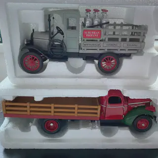/img/49113-diecast-suburban-display.webp